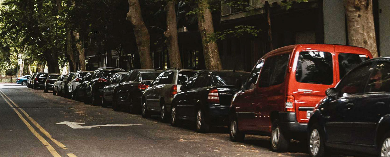 Pahami Bahaya Sembarangan Parkir di Bahu Jalan dan Buka Pintu Mobil